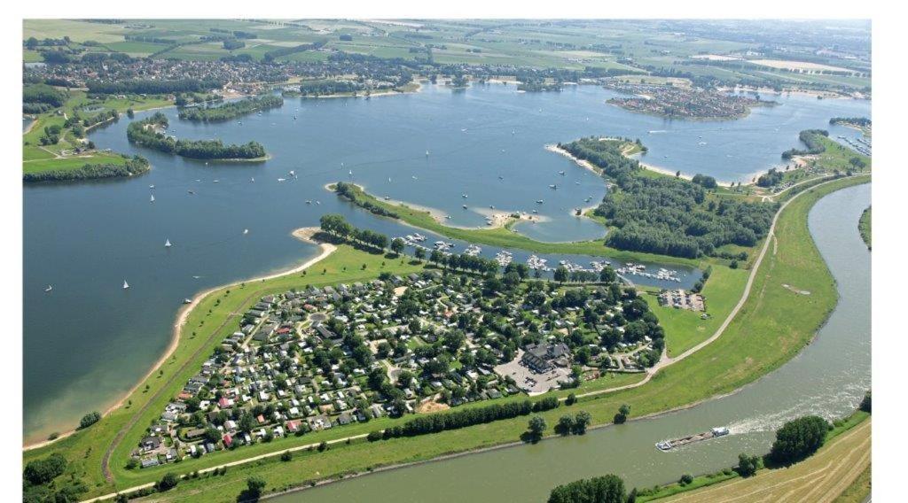 Recreatiepark Jachthaven De Veerstal Lathum - Luxe Chalet Exterior foto