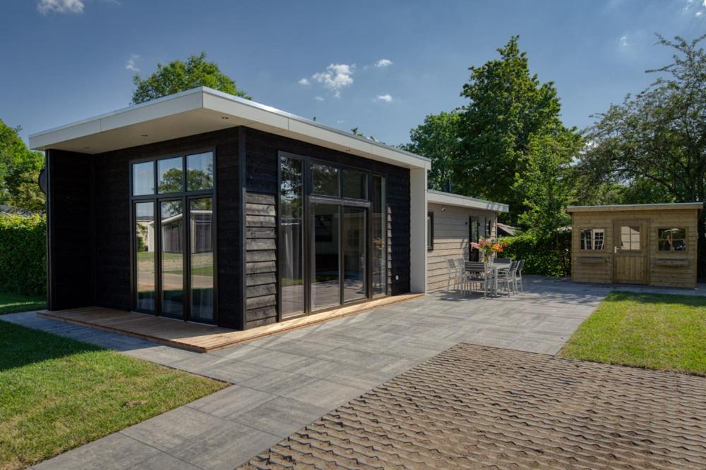 Recreatiepark Jachthaven De Veerstal Lathum - Luxe Chalet Exterior foto