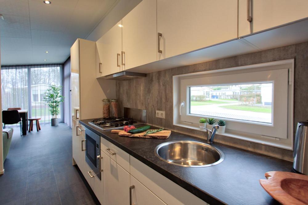 Recreatiepark Jachthaven De Veerstal Lathum - Luxe Chalet Exterior foto