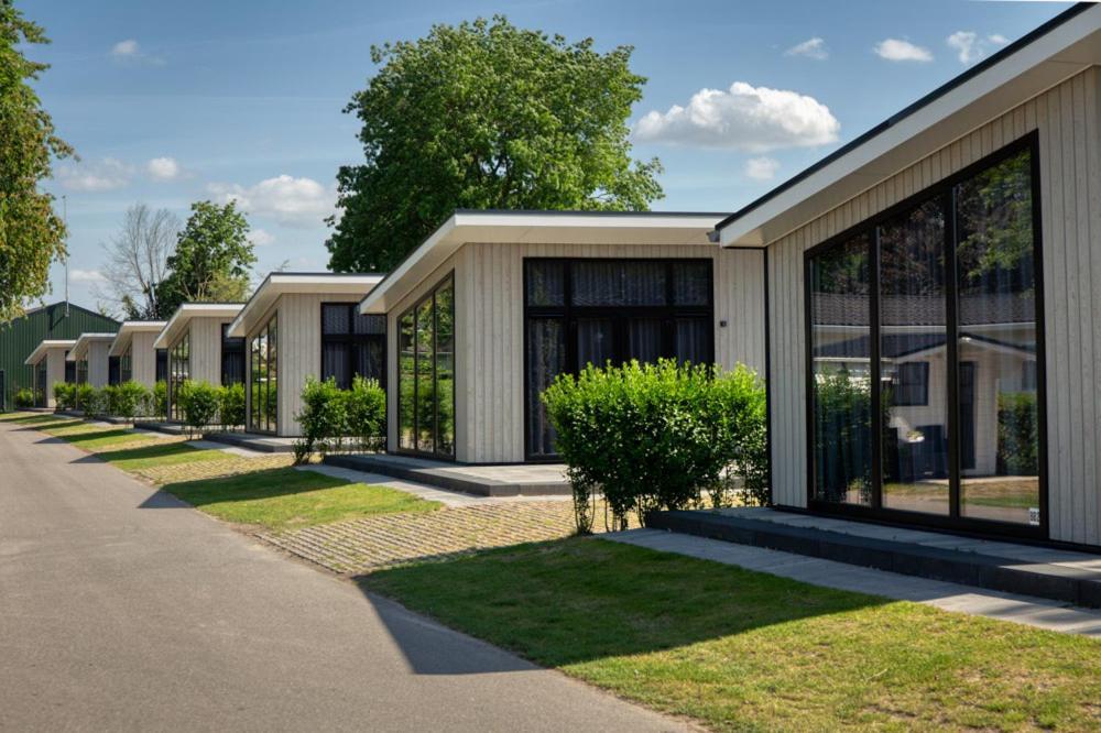 Recreatiepark Jachthaven De Veerstal Lathum - Luxe Chalet Exterior foto
