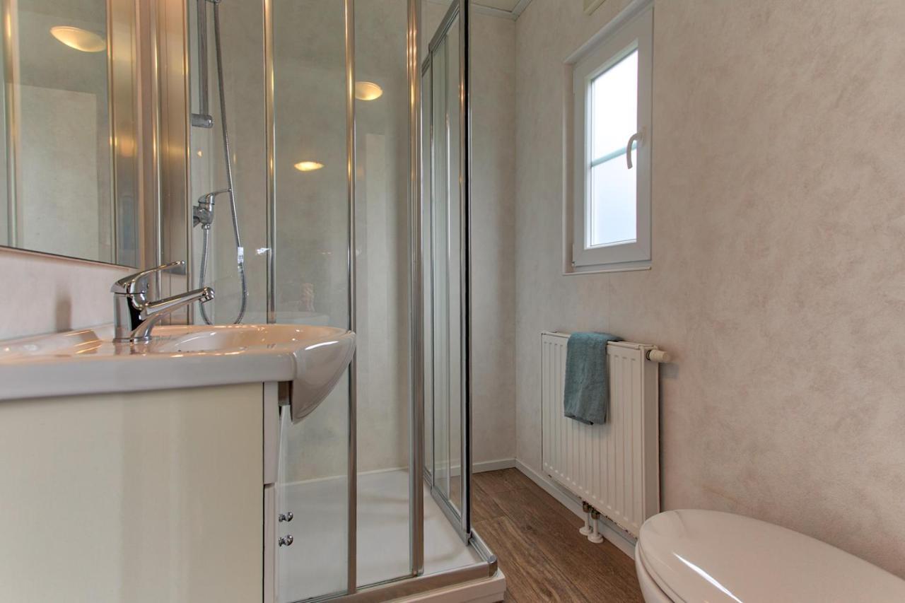 Recreatiepark Jachthaven De Veerstal Lathum - Luxe Chalet Exterior foto
