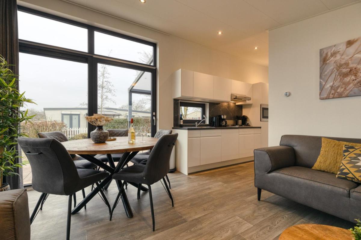 Recreatiepark Jachthaven De Veerstal Lathum - Luxe Chalet Exterior foto
